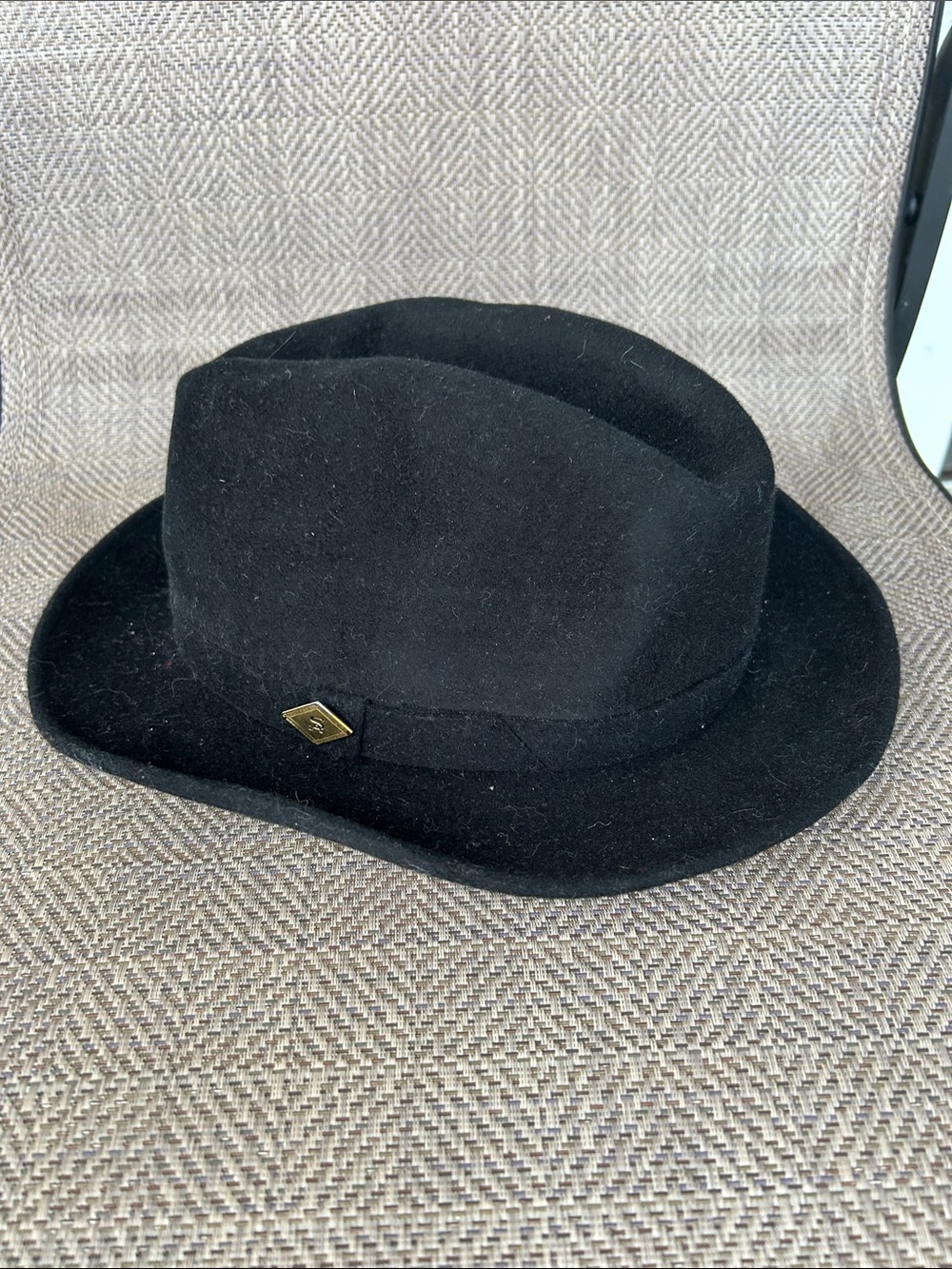 Stacy Adams Black Felt Fedora Hat with gold tone Signature pin on side. Size L